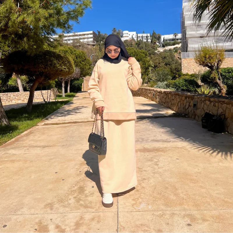 ensemble sweat & jupe beige