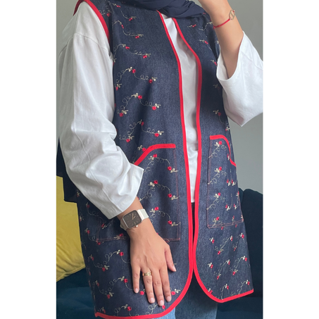 GILET EN JEAN AVEC BANDE ROUGE