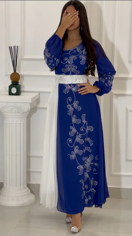 S78 robe soireé blue brodée avec blanc ceinture