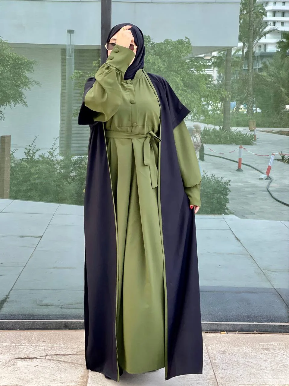 عباية كريب حرير أربع قطع فولار+ عباية بصديف وليبلي + جلي طويل حتى لتحت بصديف فجناب + حزام بلون عباية صور حقيقية