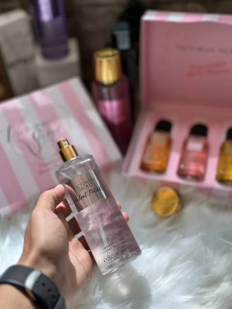 🌸 Victoria’s Secret – Velvet Petals 🌸