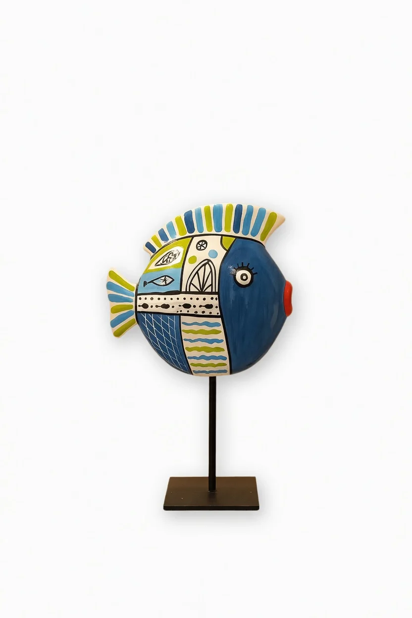 Scultura di pesce blu con decori intricati su supporto