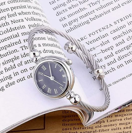 ساعة كوارتز فاخرة للنساء بسوار كيبل فضي مفتوح ومقاس صغير