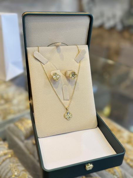 Collier et Boucles Van Cleef en Or 18k