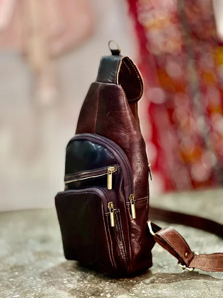 حقيبة الصدر "الأصيلة" من الجلد المراكشي الحر – سافر وأنت مرتاح البال