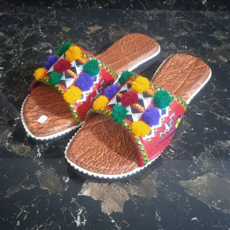 صندالة نسائية مطروزة -إدوكان- يدوية الصنع من الجلد جودة ممتازة