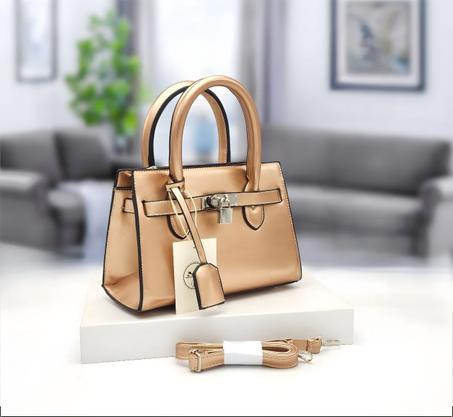 حقيبة يد من اخر صيحات الموضة العالمية