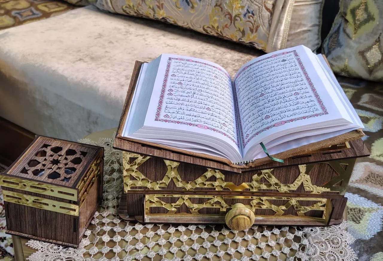 مصحف مع صندوق ومقرأة فاخرة ذهبية هدية