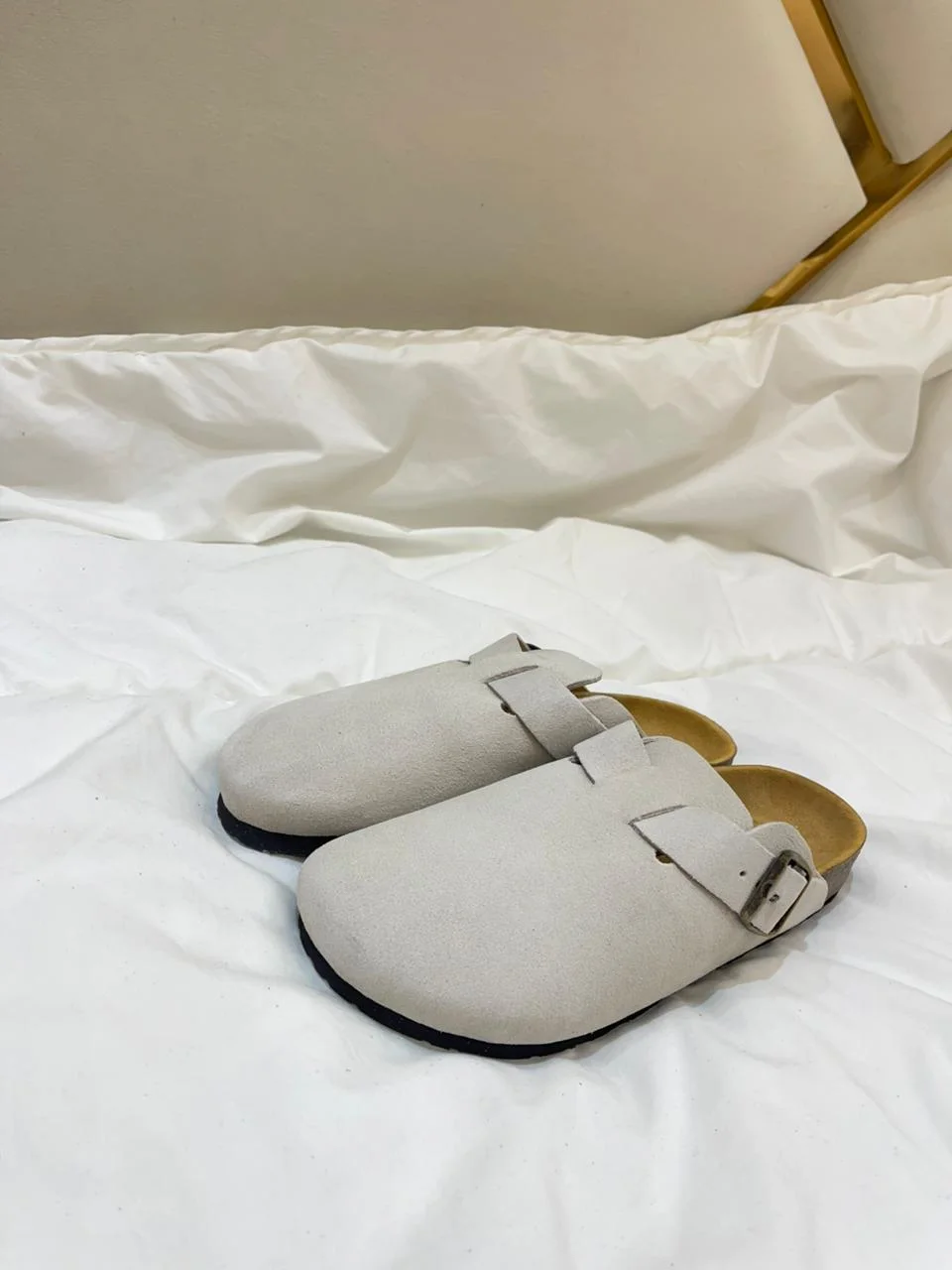 Sabots Médicaux en Daim Premium – Beige Clair (Sand Edition)