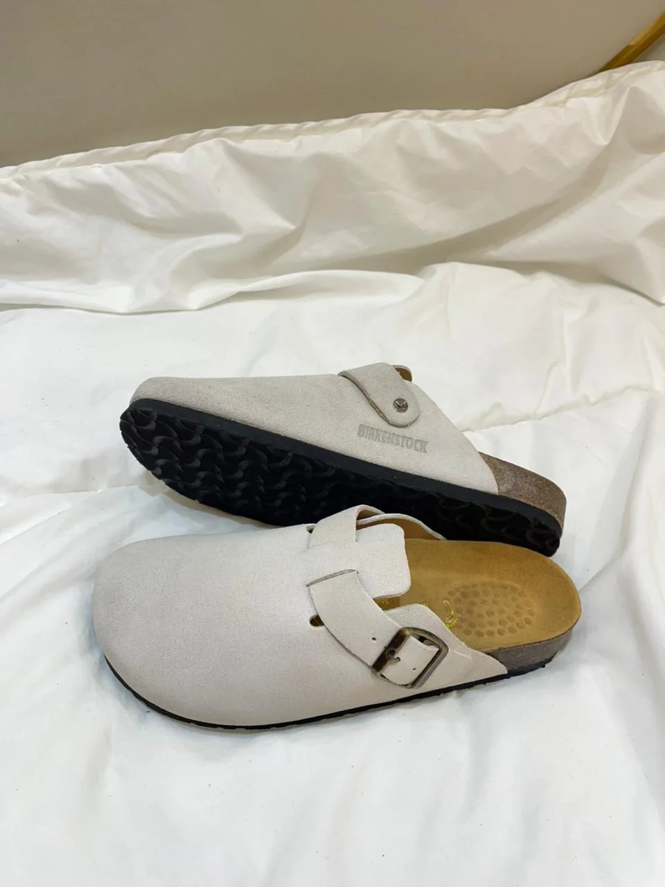 Sabots Médicaux en Daim Premium – Beige Clair (Sand Edition)