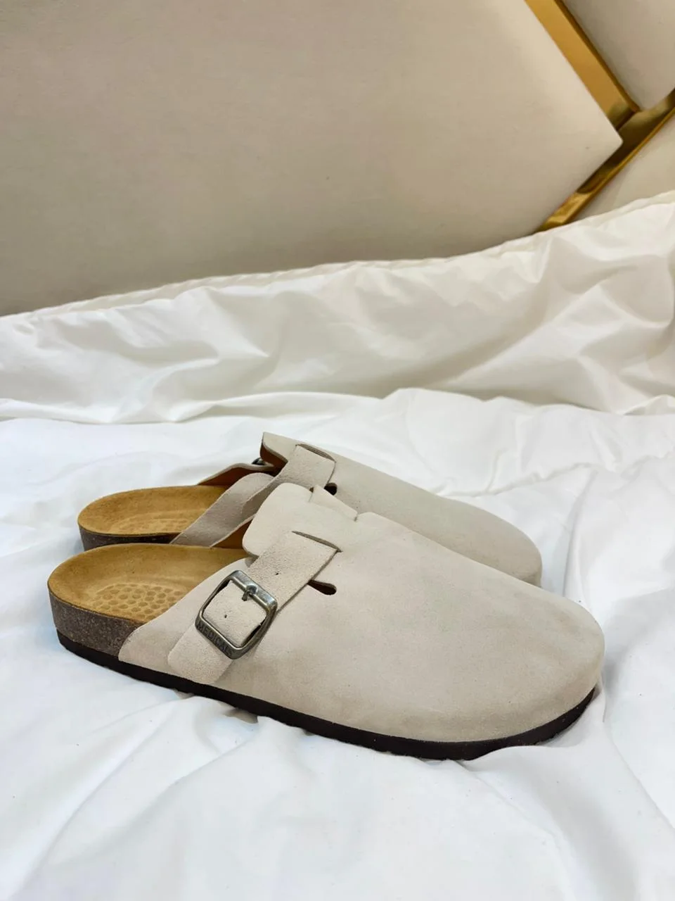 Sabots Médicaux en Daim Premium – Beige Clair (Sand Edition)