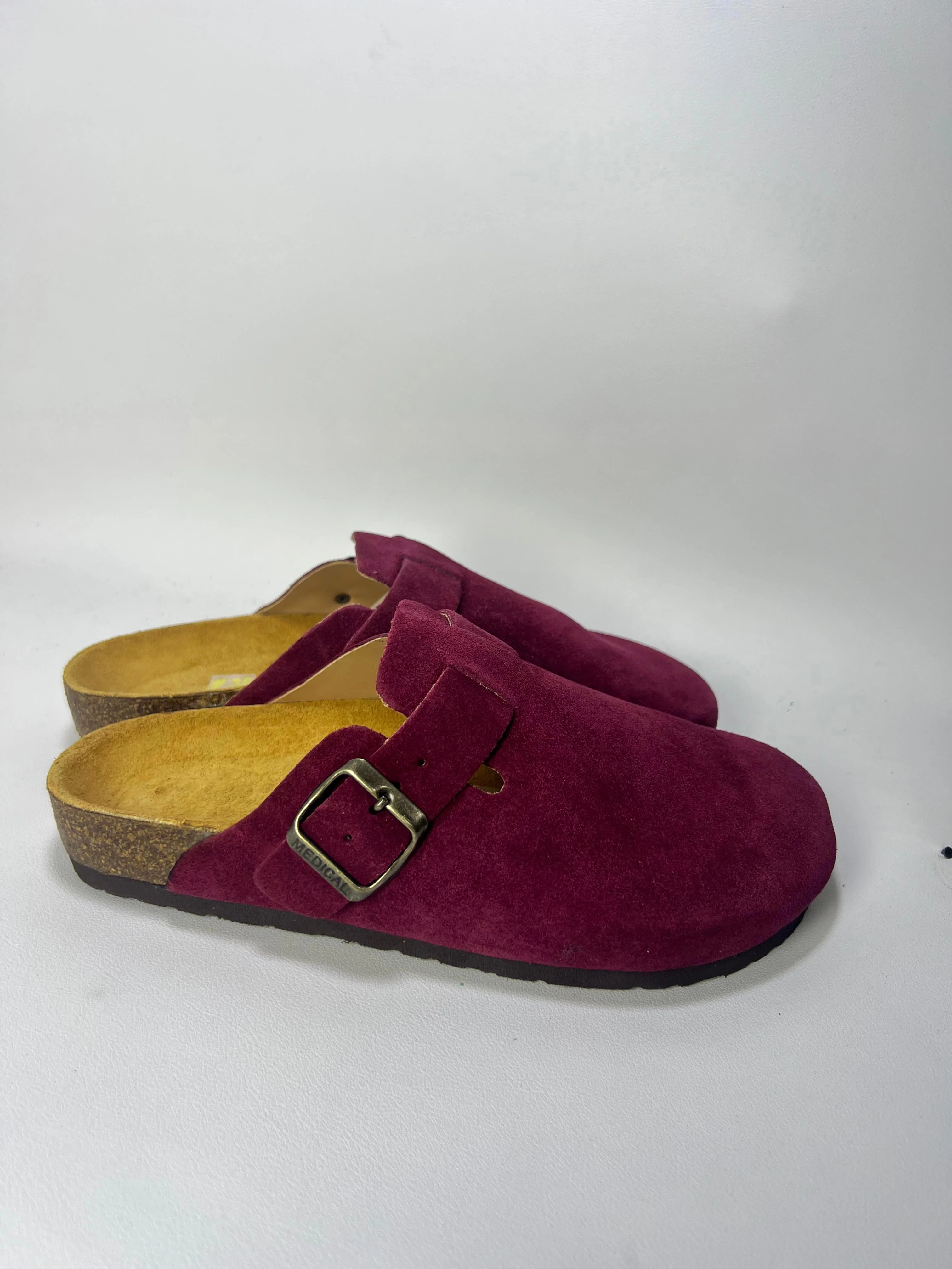 Sabots Médicaux en Daim Premium – Rouge Vif (Bold Red)