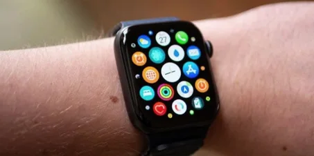 الساعة الذكية المشابهة للنسخه السابعة من ساعات ابل