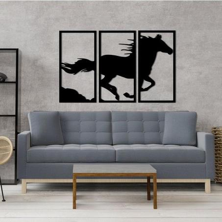 لوحة جدارية على شكل حصان من الخشب