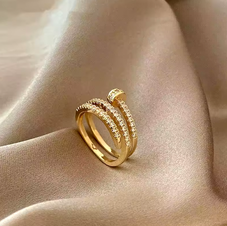 خاتم ذهبي اللون للسيدات على الموضة متعدد الطبقات من النحاس مع الزركونيا مجوهرات يدوية تعمل بالرياح الباردة