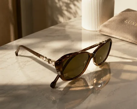 Lunettes de soleil élégantes marron avec détails en strass.CV0015