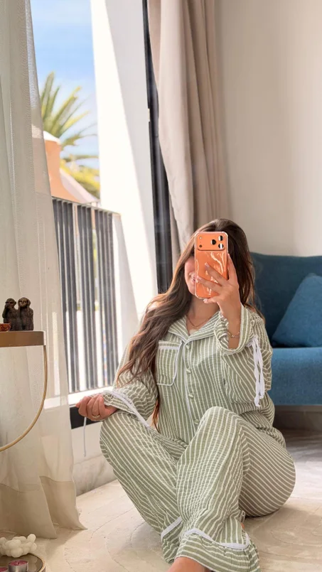 Pyjama VS Rayures – Élégance Moderne