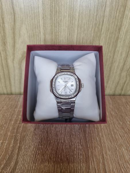 PATEK PHILIPPE diamanté pour femme