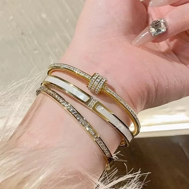 VELORA™ — Set 5 Bracelets · Quand Chaque Détail Brille