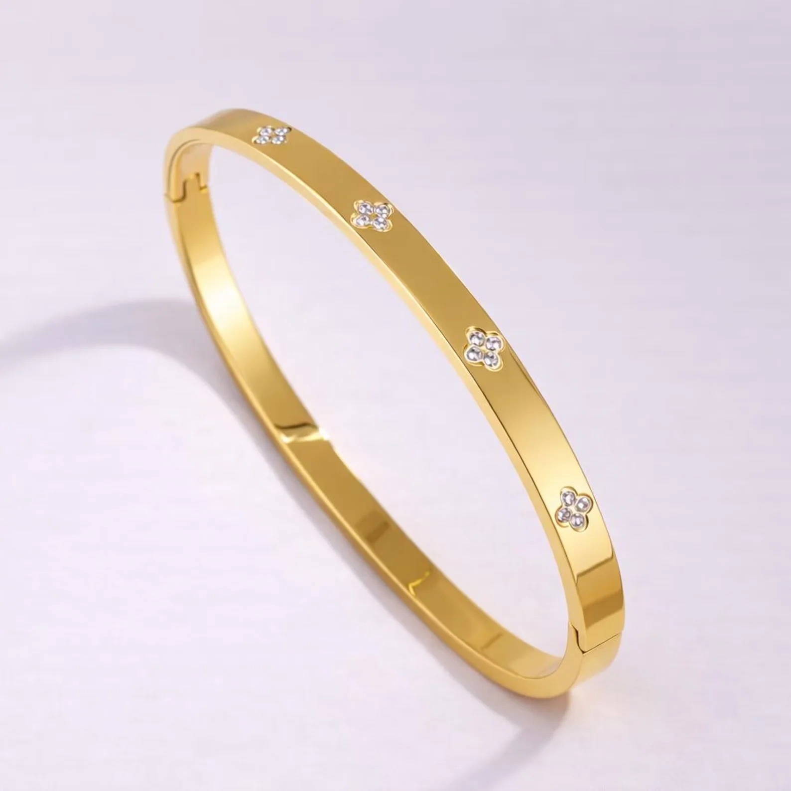 VELORA™ — Set 5 Bracelets · Quand Chaque Détail Brille