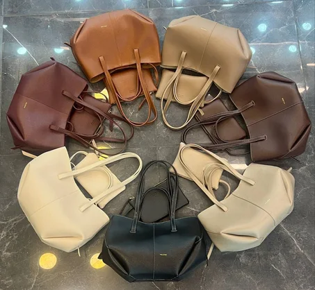 حقيبة نسائية كبيرة