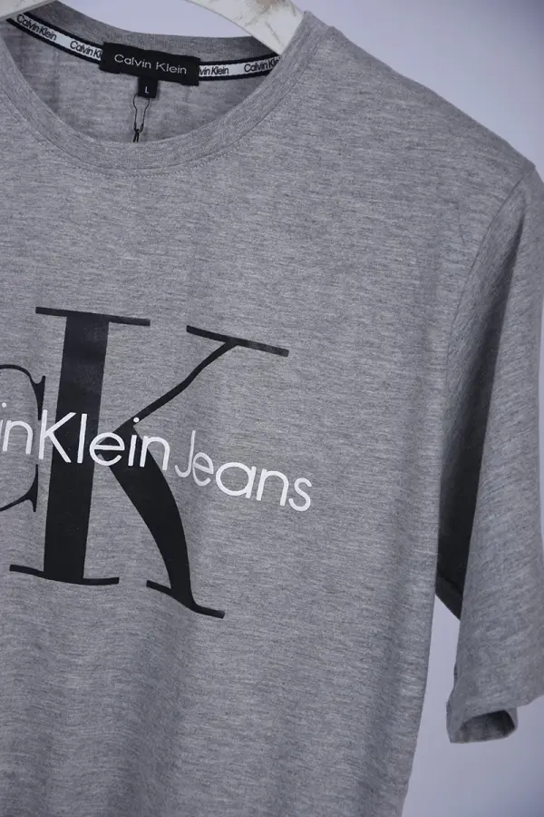 Pack de 4 T-shirts De Marques Tendance  ( Noir + Bleu Roi + Gris + Blanc )