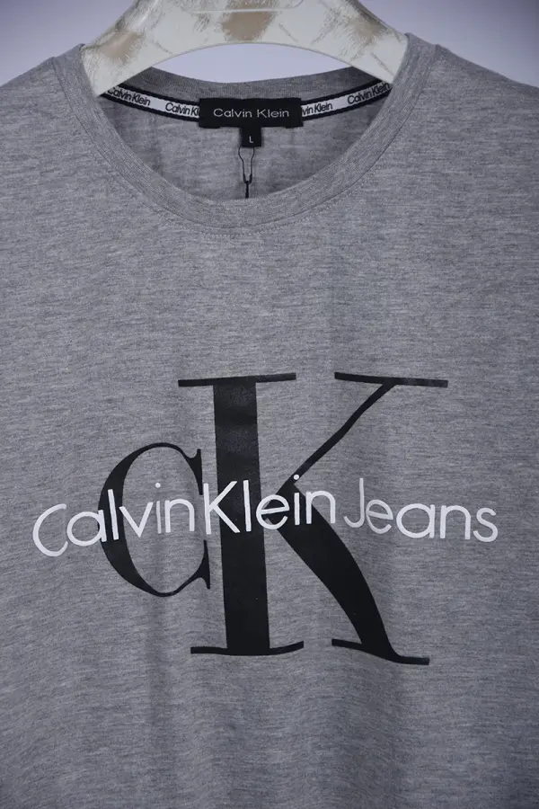 Pack de 4 T-shirts De Marques Tendance  ( Noir + Bleu Roi + Gris + Blanc )