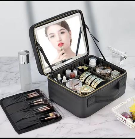 "حقيبة المكياج المثالية مع مرآة LED - هدية تجمع بين الأناقة والعملية"