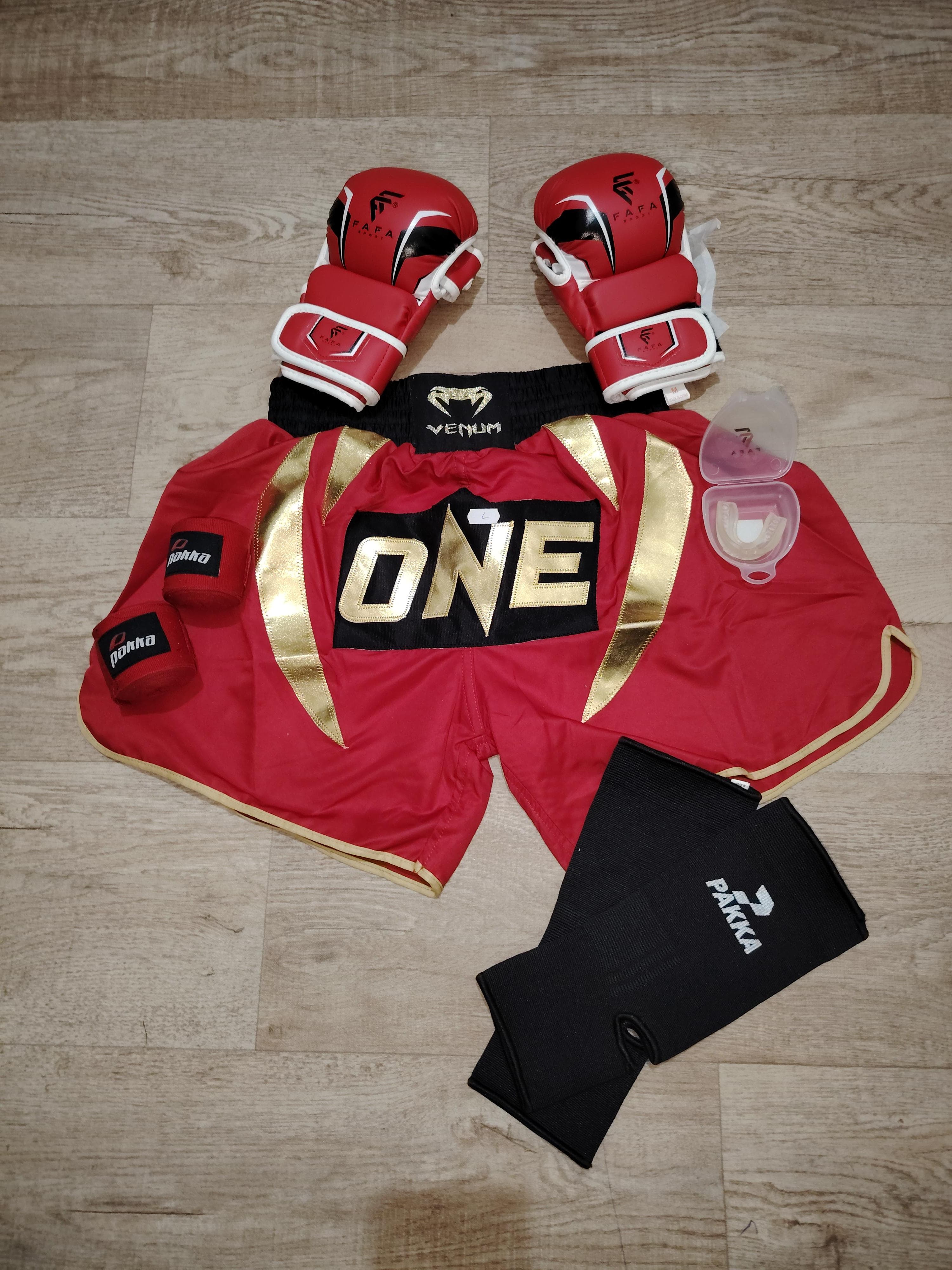 Pack de Kickboxing/MMA (Short One champion, Protège dents, Bandage poignée, bandage cheville, Gants de boxe)