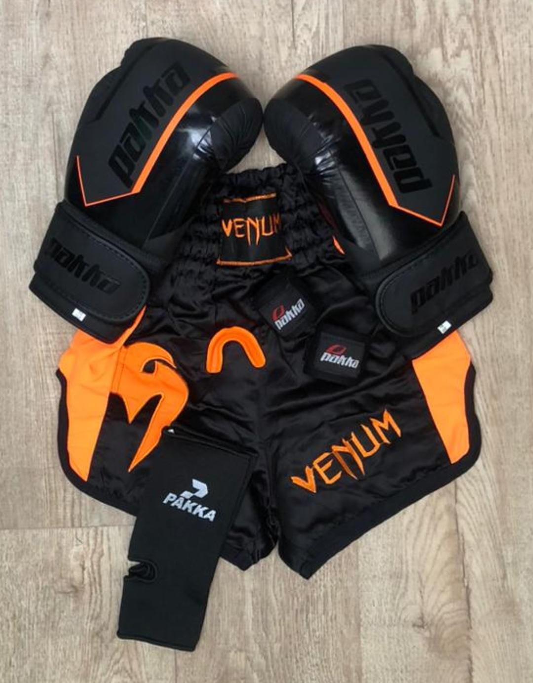 Pack de sport boxing (Bnadage poignee +protège dents+Bandage cheville+Gants+Short)