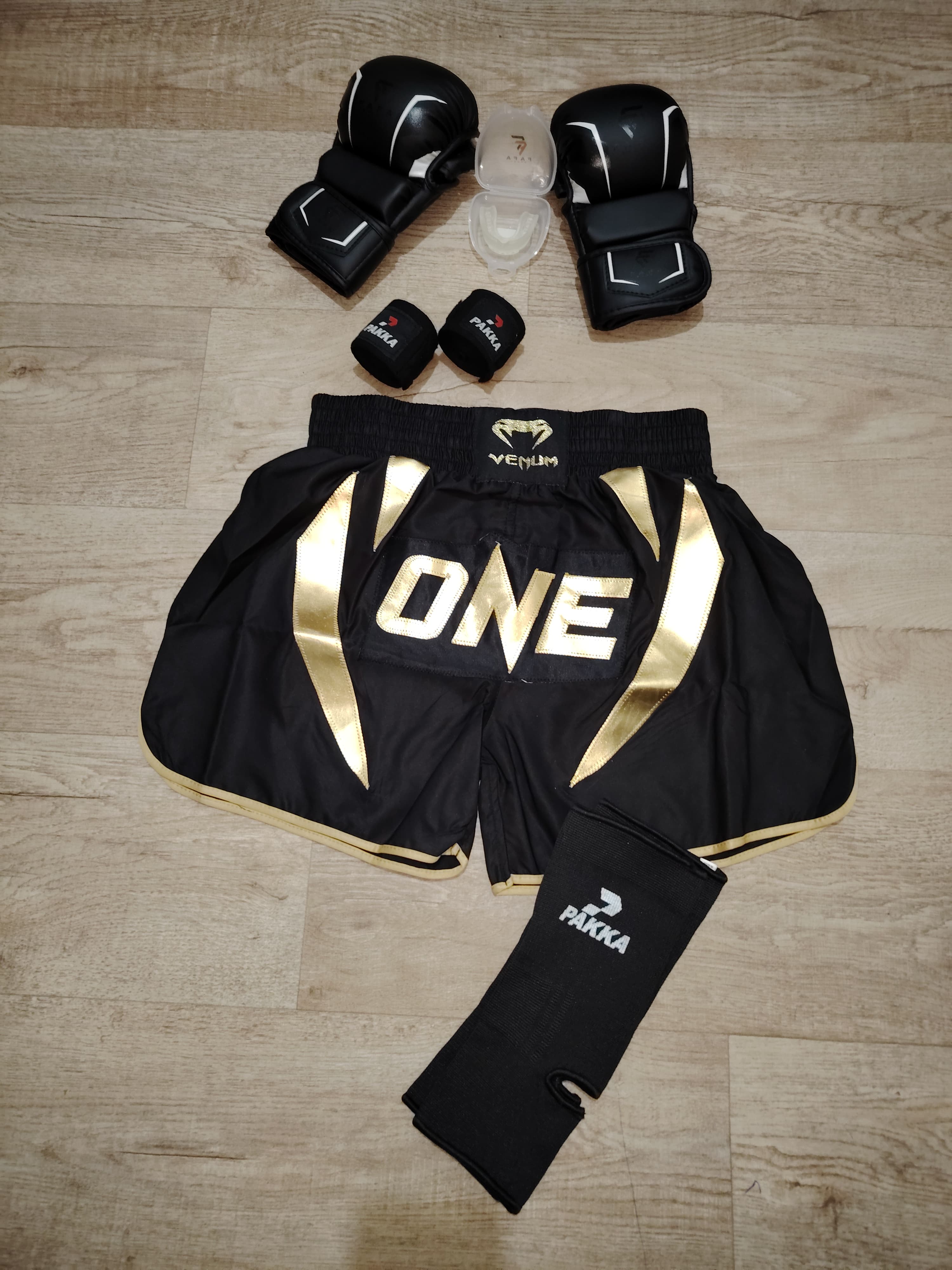 Pack de Kickboxing/MMA (Short One champion, Protège dents, Bandage poignée, bandage cheville, Gants de boxe)