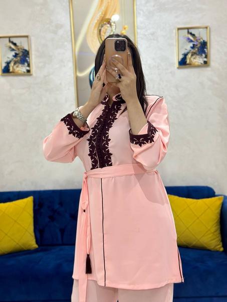 طقم أنيق مع تطريز داكن على الحواف