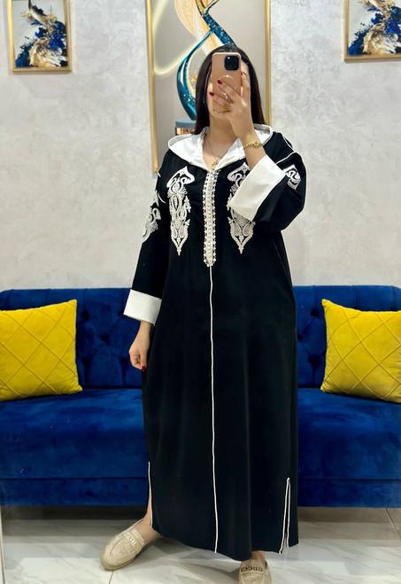 عباءة أنيقة  مزينة بتطريز فاخر
