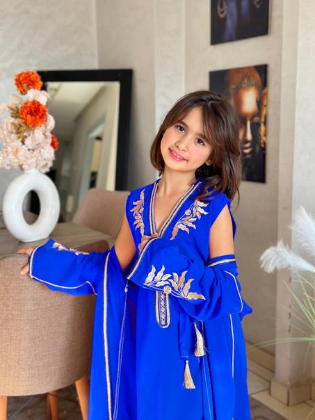 🔹 قفطان راقٍ بتصميم عصري ولمسات فاخرة