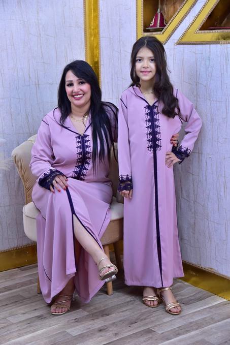 الأم وابنتها في قفطان تقليدي عصري