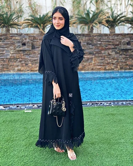 عبايات إماراتية بثوب الحرير الكوري