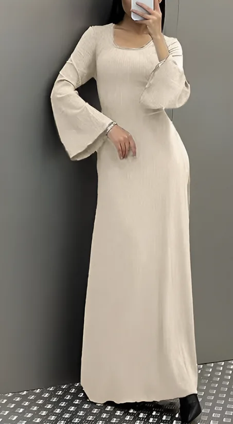 فستان طويل  بياقة مستديرة