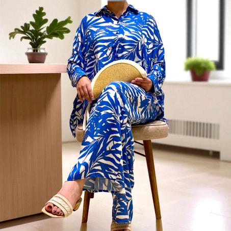 طقم نسائي أنيق بطبعة استوائية زرقاء وبيضاء،