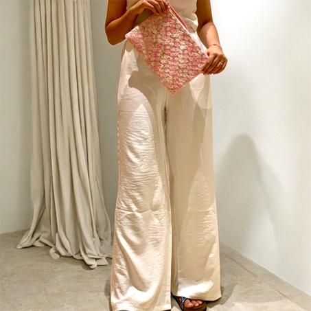 إطلالة أنثوية ناعمة بطقم بلون فاتح