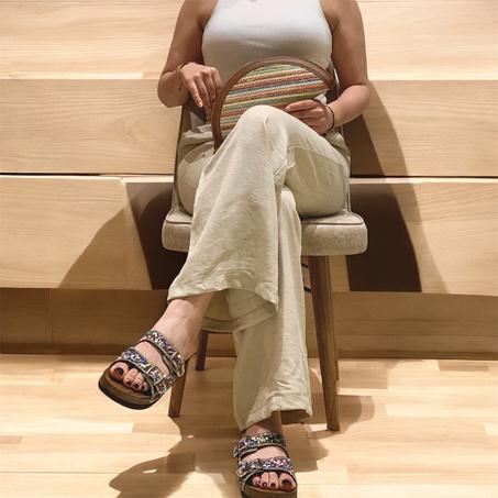 بنطال كتان واسع ومريح بلون بيج طبيعي، بتصميم كاجوال يناسب الإطلالات اليومية.