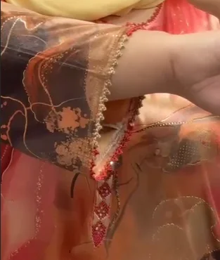 قميص بلدي بتوب إماراتي: أصالة مغربية بلمسة شرقية