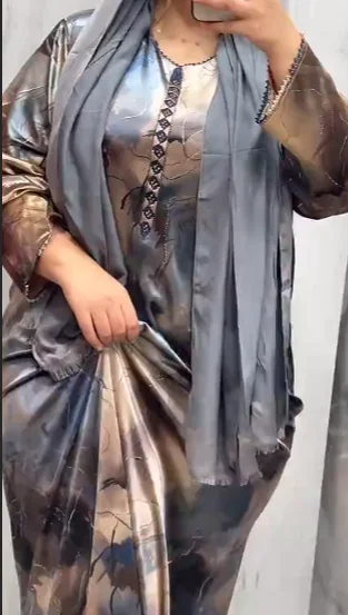 قميص بلدي بتوب إماراتي: أصالة مغربية بلمسة شرقية