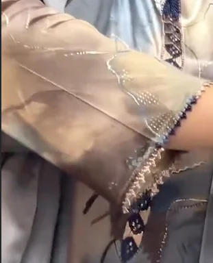 قميص بلدي بتوب إماراتي: أصالة مغربية بلمسة شرقية