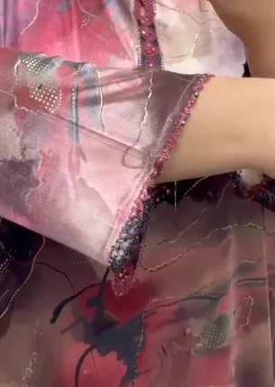 قميص بلدي بتوب إماراتي: أصالة مغربية بلمسة شرقية