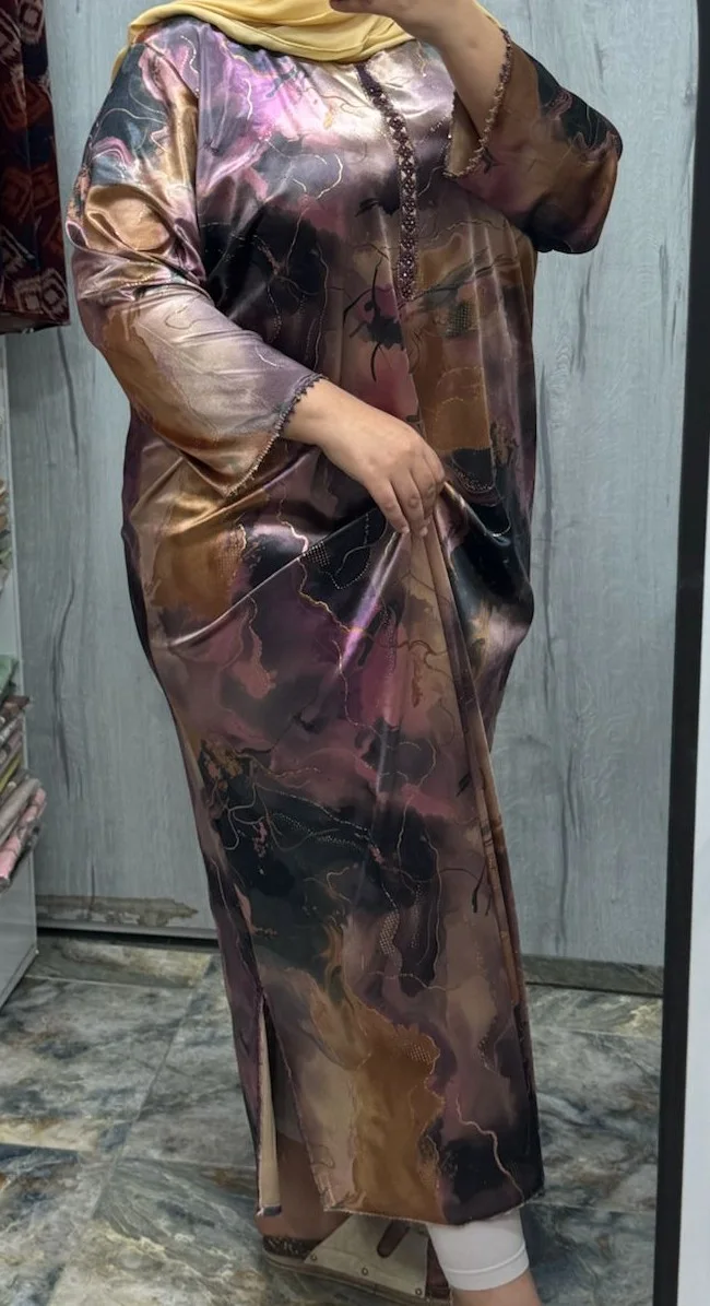 قميص بلدي بتوب إماراتي: أصالة مغربية بلمسة شرقية