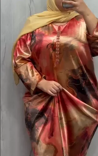 قميص بلدي بتوب إماراتي: أصالة مغربية بلمسة شرقية