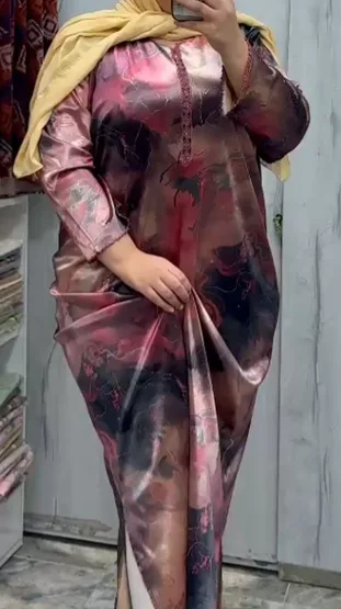 قميص بلدي بتوب إماراتي: أصالة مغربية بلمسة شرقية