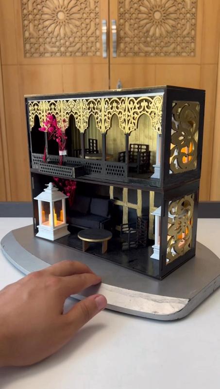 بيت مغربي يدوي من الخشب – مجسم رياض تقليدي – طابقان بتصميم قابل للفصل مع شرفة ومصابيح تقليدية