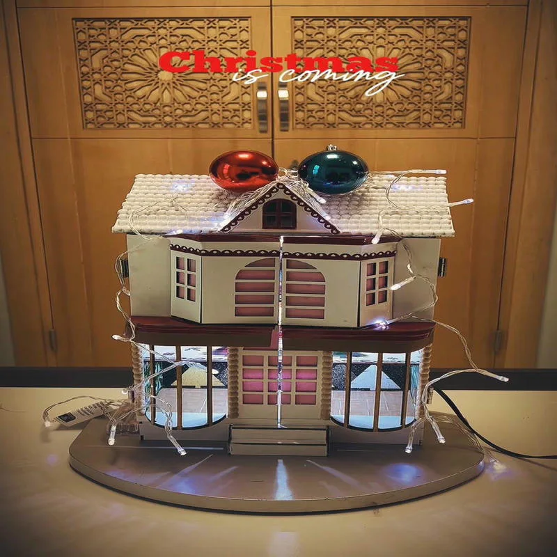 🌲منزل كريسماس المصغر اليدوي مع أضواء LED – ديكور فاخر🌲