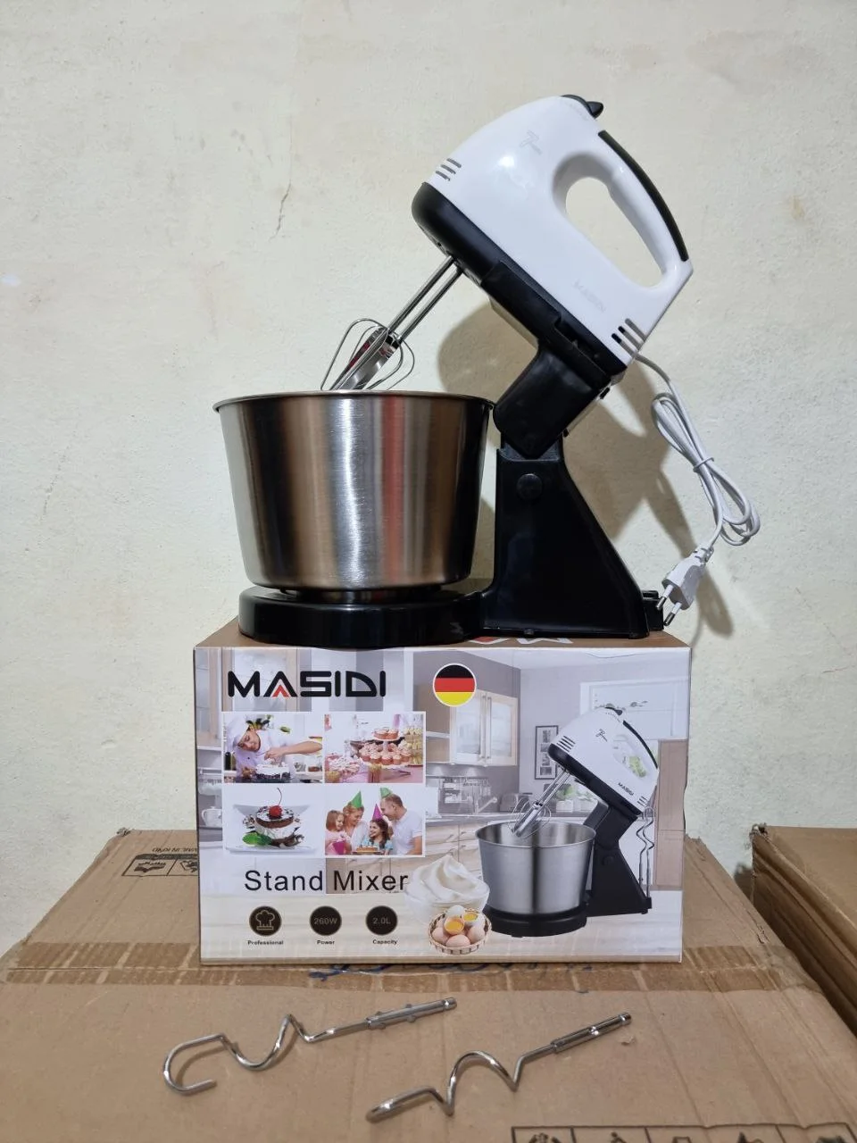 طراب وعجانة مع اناء من البلاستيك